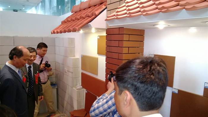 Thứ trưởng BXD Nguyễn Trần Nam thăm gian hàng của Công ty tại Hội chợ VIETBUIL Hà Nội 2013